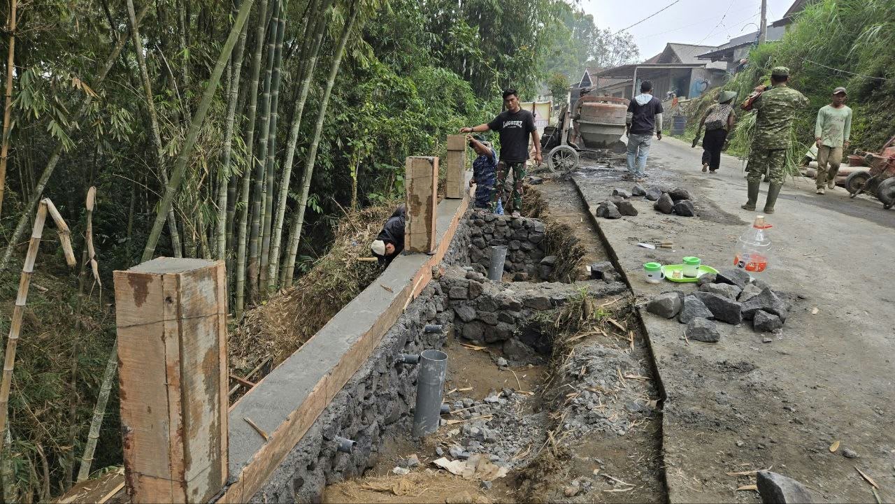 Pembangunan Infrastruktur Penahan Tanah TMMD Kodim 0818 Mencapai 85 Persen