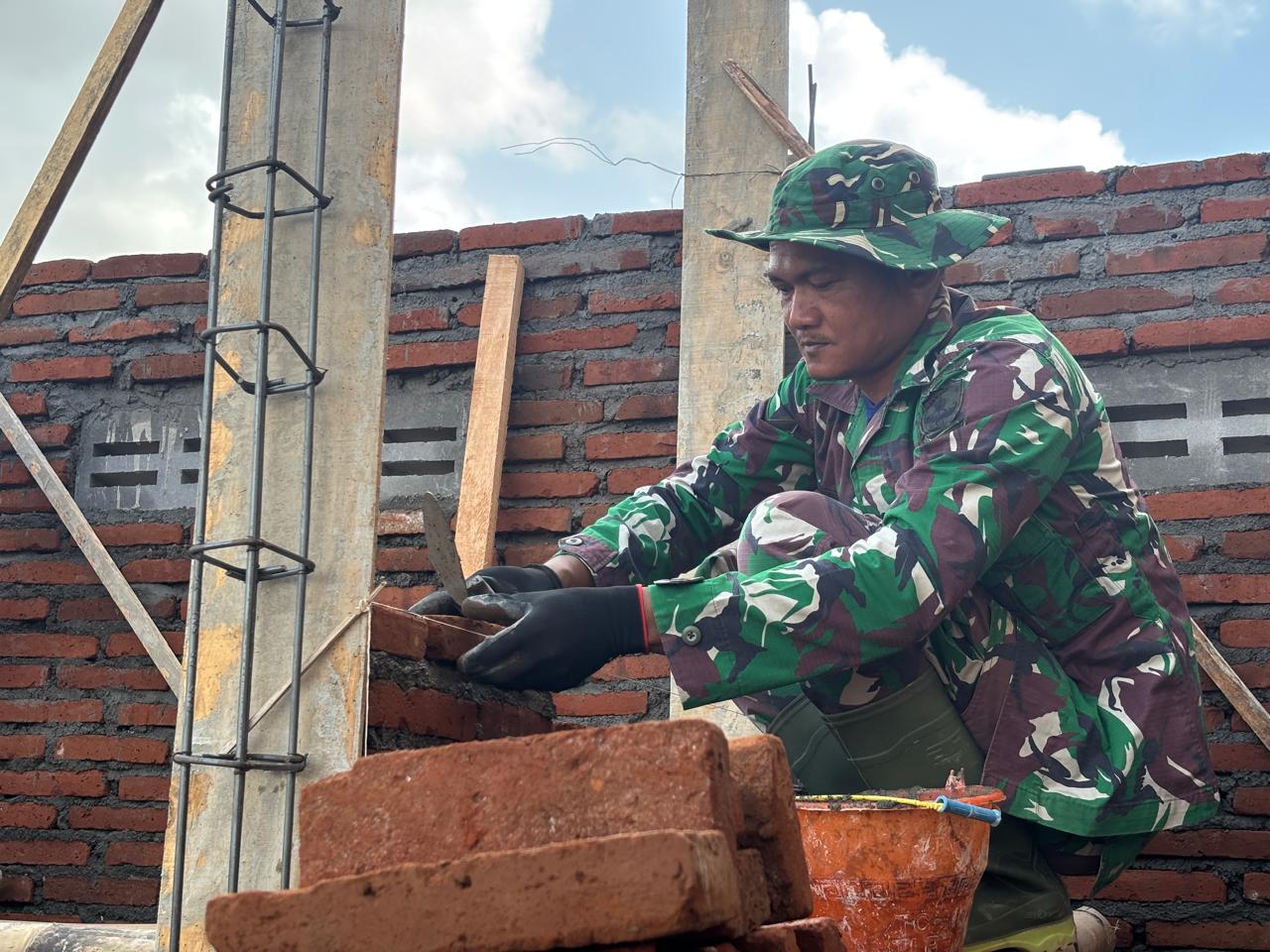 Pemasangan Dinding MCK Terus Berjalan, Satgas TMMD ke-130 Optimalkan Pembangunan di Desa Pojok