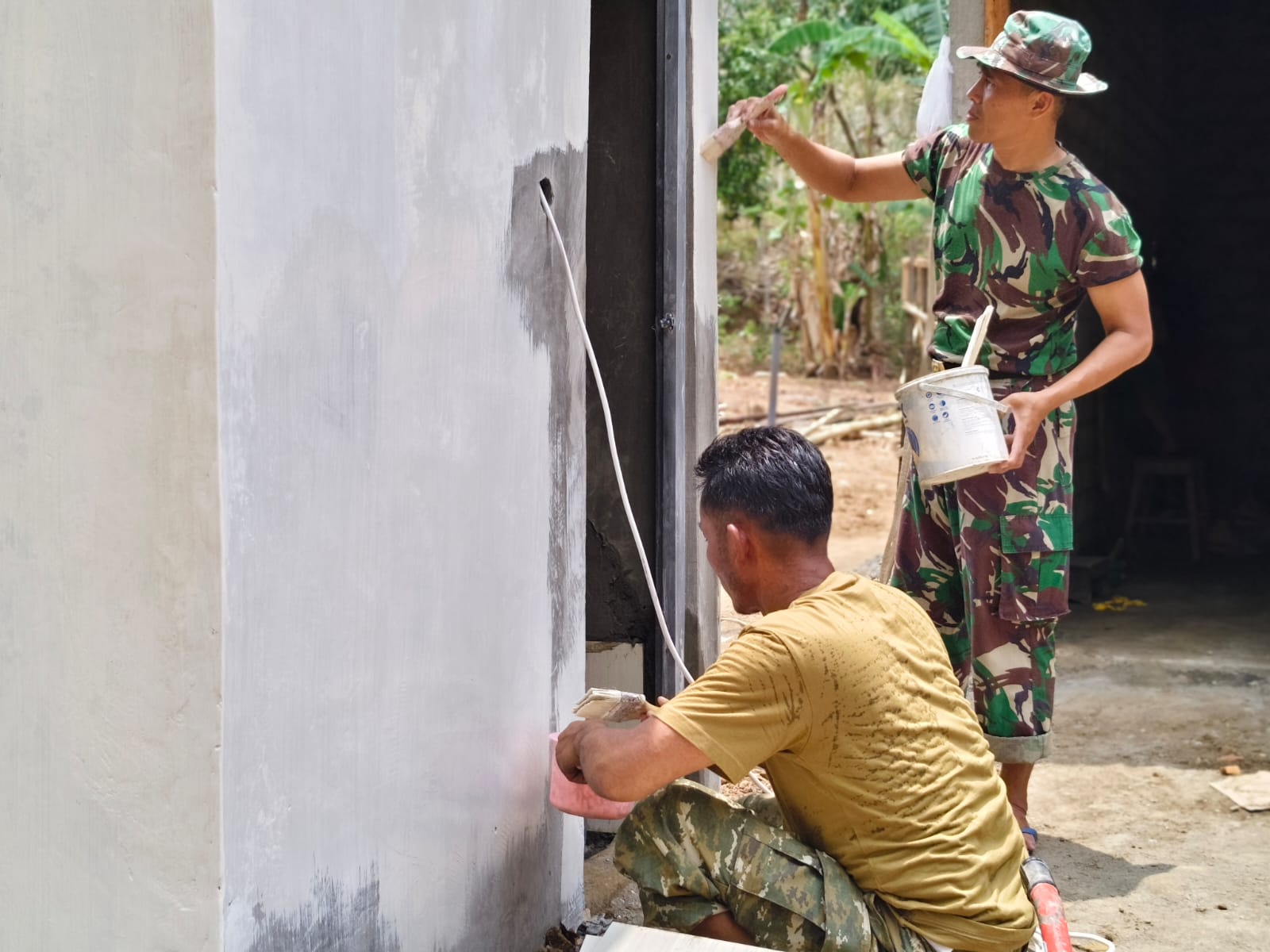 Tim TMMD ke-130 Melakukan Pengecatan Jamban Mbah Waqilah — Edisi 2 30 Okt 2026
