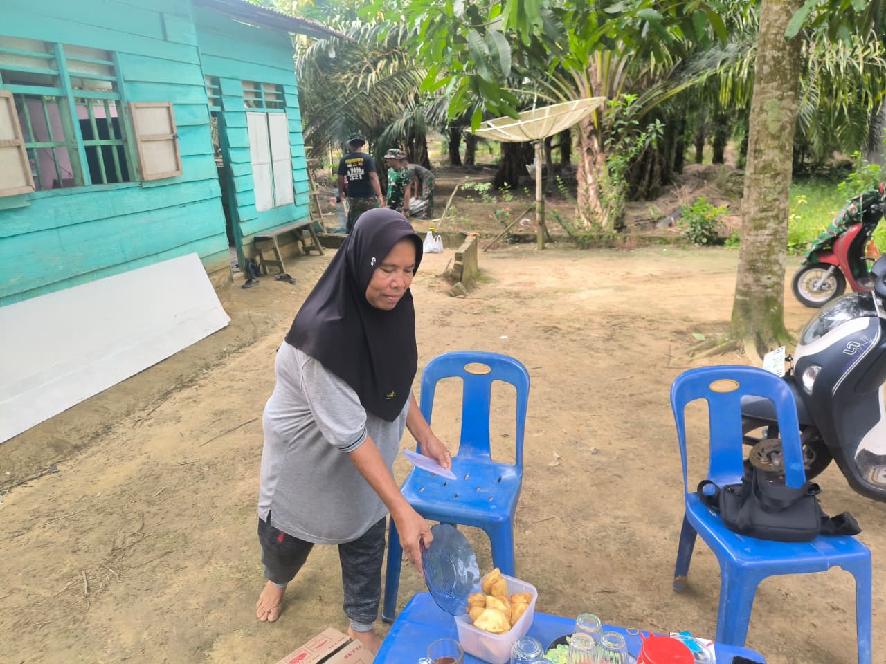 Tak Hanya Menerima Bantuan, Edi Harahap dan Istri Sajikan Makanan untuk Satgas TMMD ke-130 sebagai Wujud Syukur dan Terima Kasih