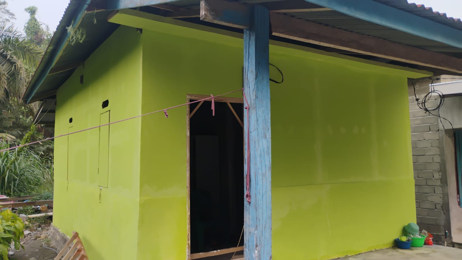 Dari Rumah Bocor Menjadi Hunian Lebih Layak, Pengecatan RTLH Ibu Iren Dikebut Satgas TMMD Palopo