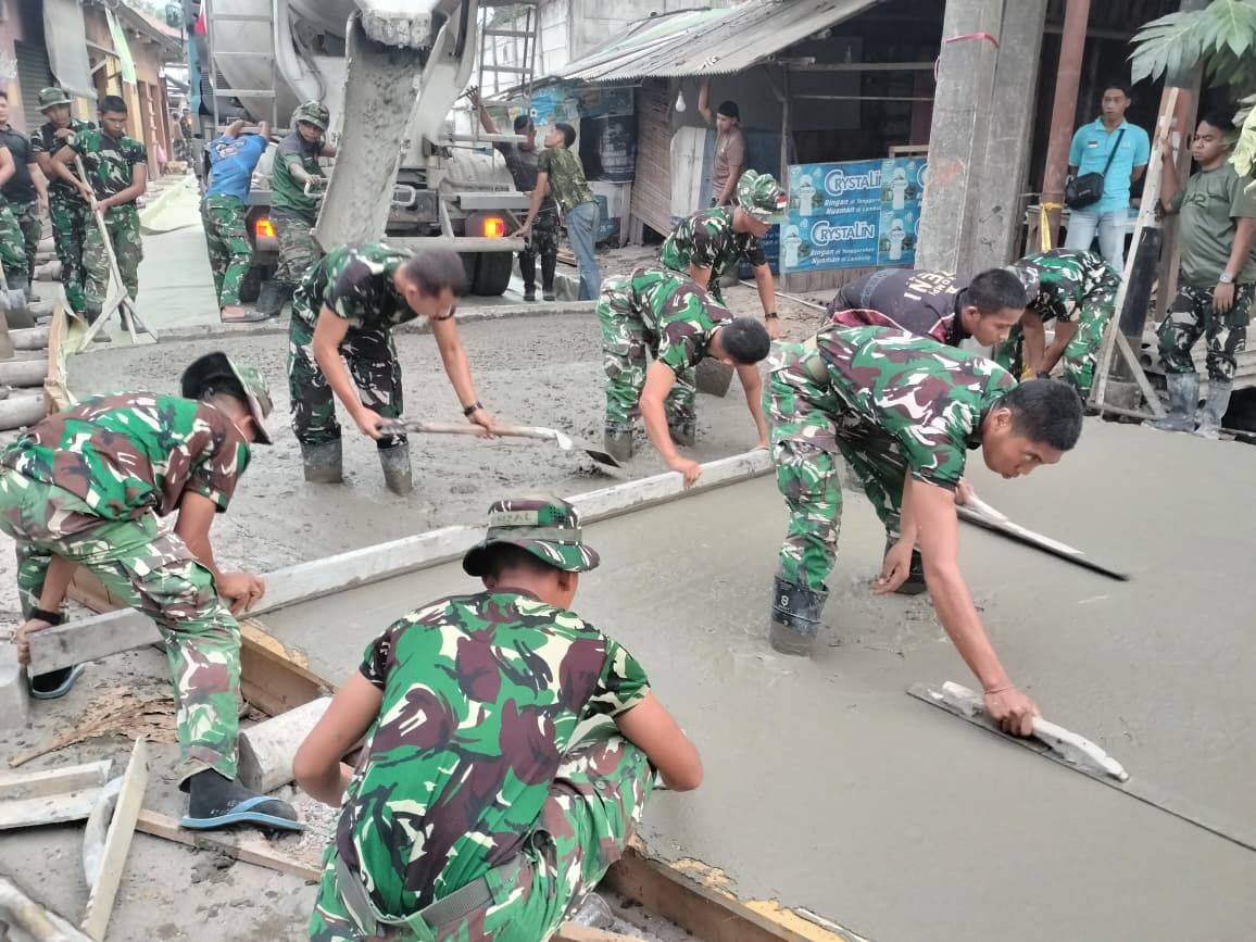 Satgas TMMD ke-130 Dukung Kemajuan Ekonomi Desa Sumur Bandung Melalui Cor Jalan