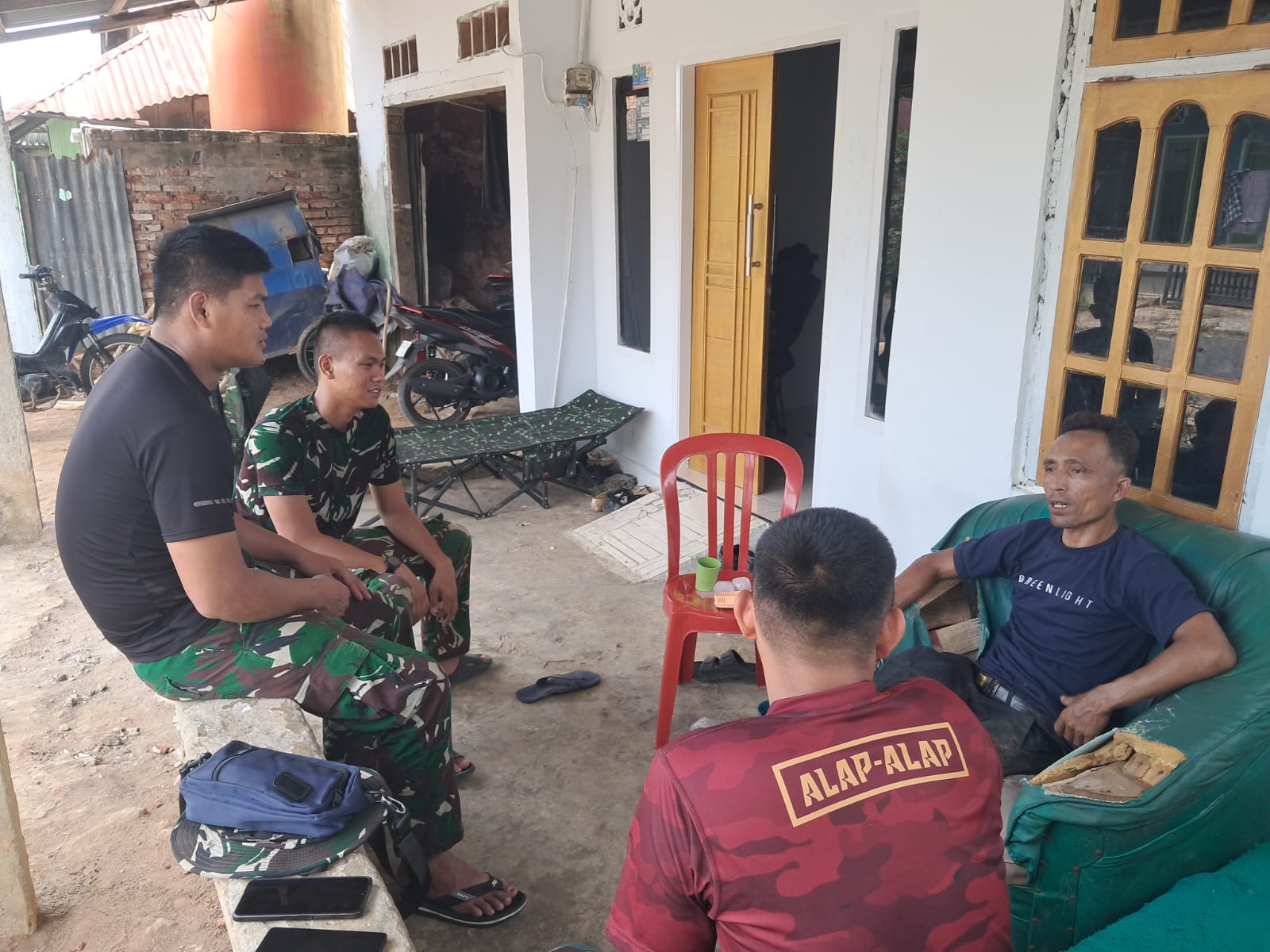 Membangun Kedekatan Melalui Kegiatan TMMD di Bengkulu yang Penuh Keakraban Membangun Kedekatan Melalui Kegiatan TMMD di Bengkulu yang Penuh Keakraban