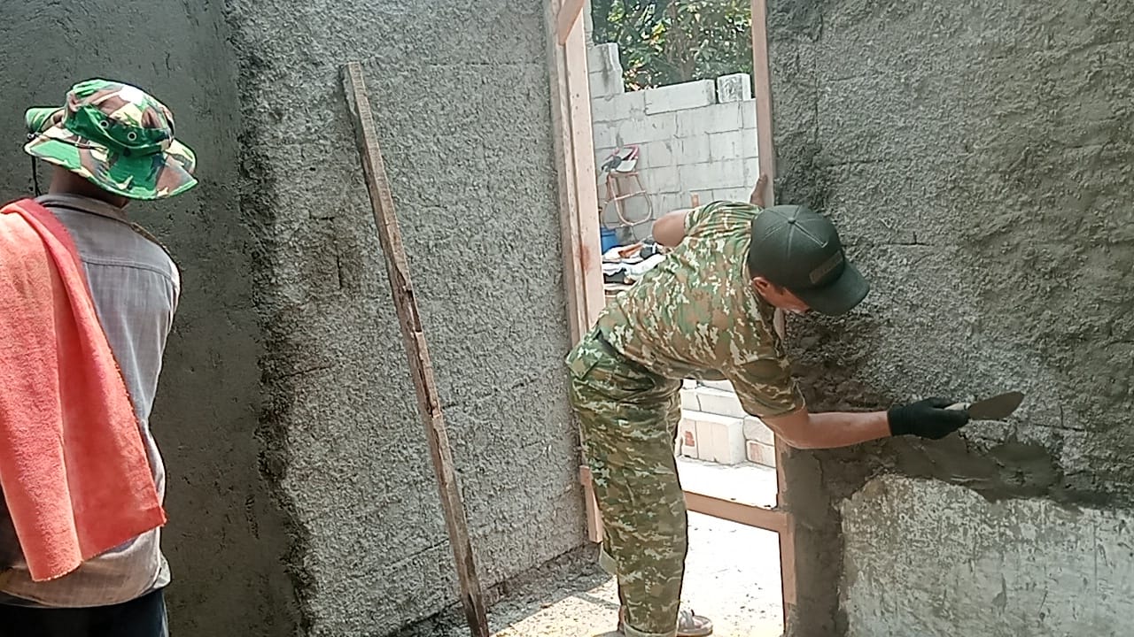 Satgas TMMD ke-130 Mempercepat Pembangunan Rumah Pak Nasir di Kecamatan Jayanti