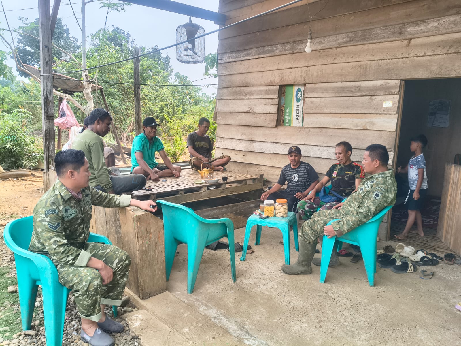 Kegiatan Komsos Membangun Kedekatan antara TNI dan Warga di Parumpanai Kegiatan Komsos Membangun Kedekatan antara TNI dan Warga di Parumpanai