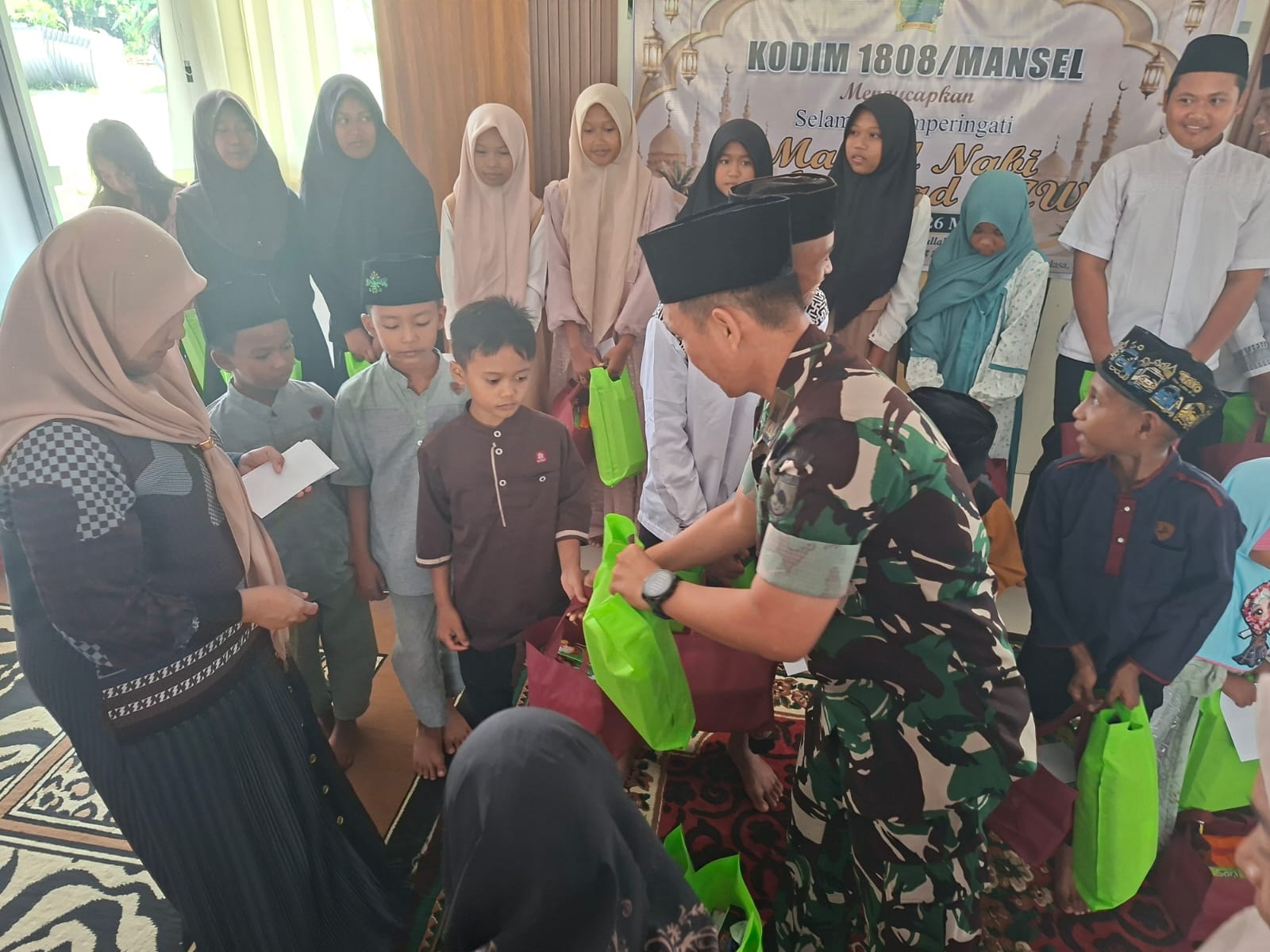 Kepedulian TNI: Satgas TMMD Ke-130 Berikan Bantuan Untuk Anak Yatim Piatu