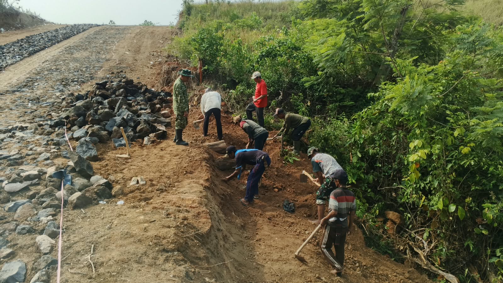 Inisiatif Satgas TMMD ke-130: Meningkatkan Kualitas Jalan di Gunung Sangkaran