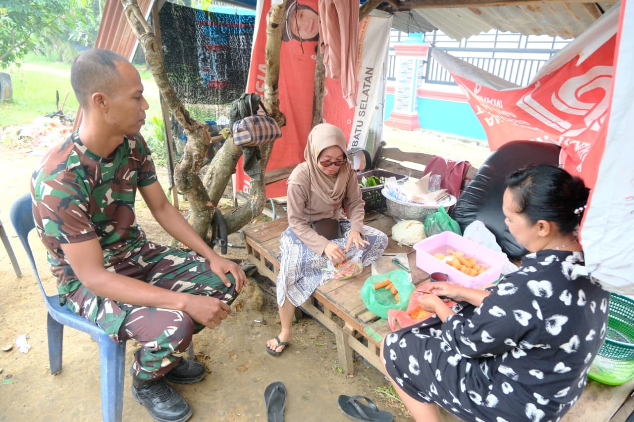 Keterlibatan Sosial di TMMD ke-130, Prajurit Kodim 0209/LB Dekatkan Diri dengan Komunitas