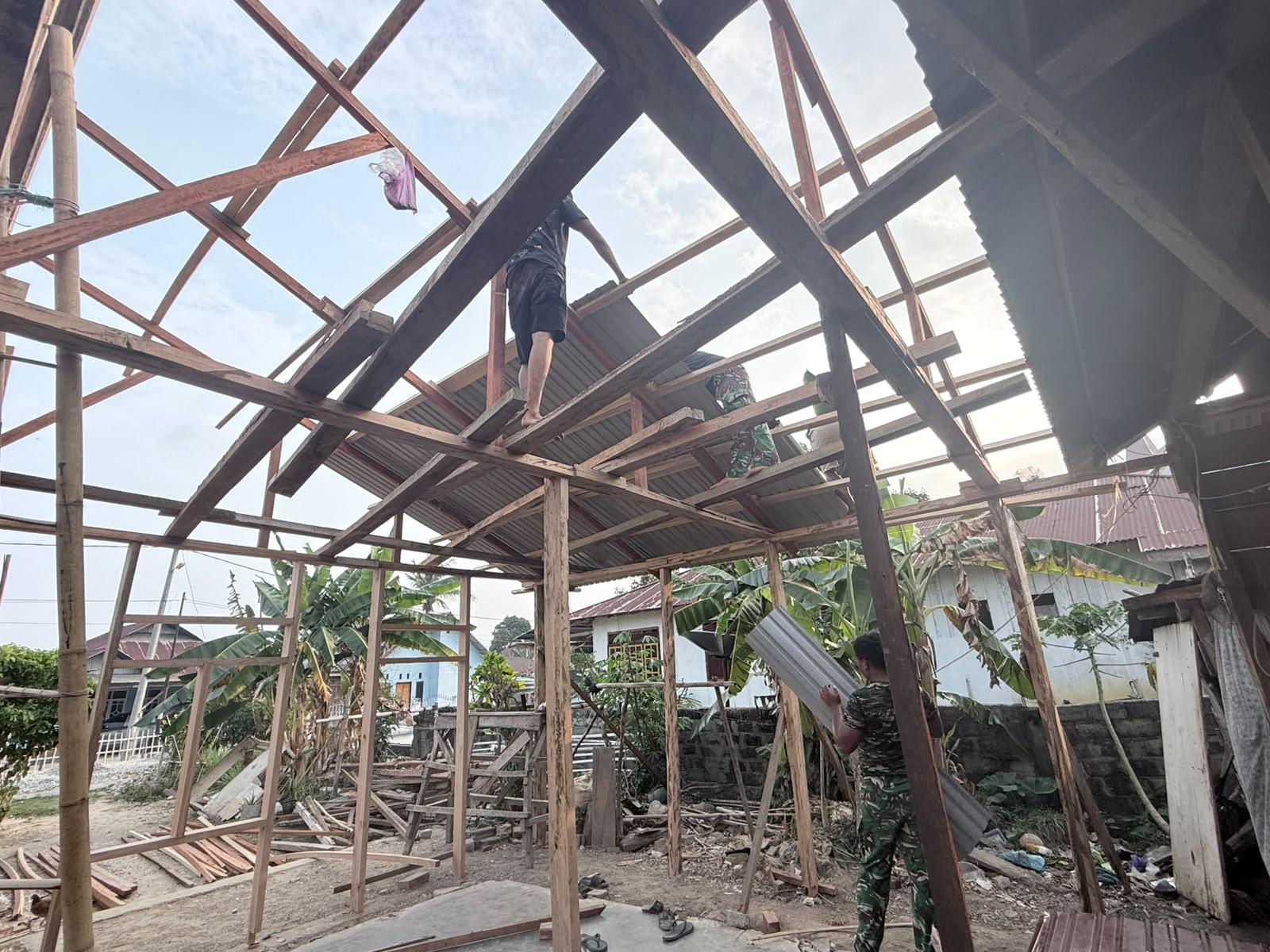 Pemasangan Atap Seng di Desa Mayakeli Oleh Satgas TMMD ke-130