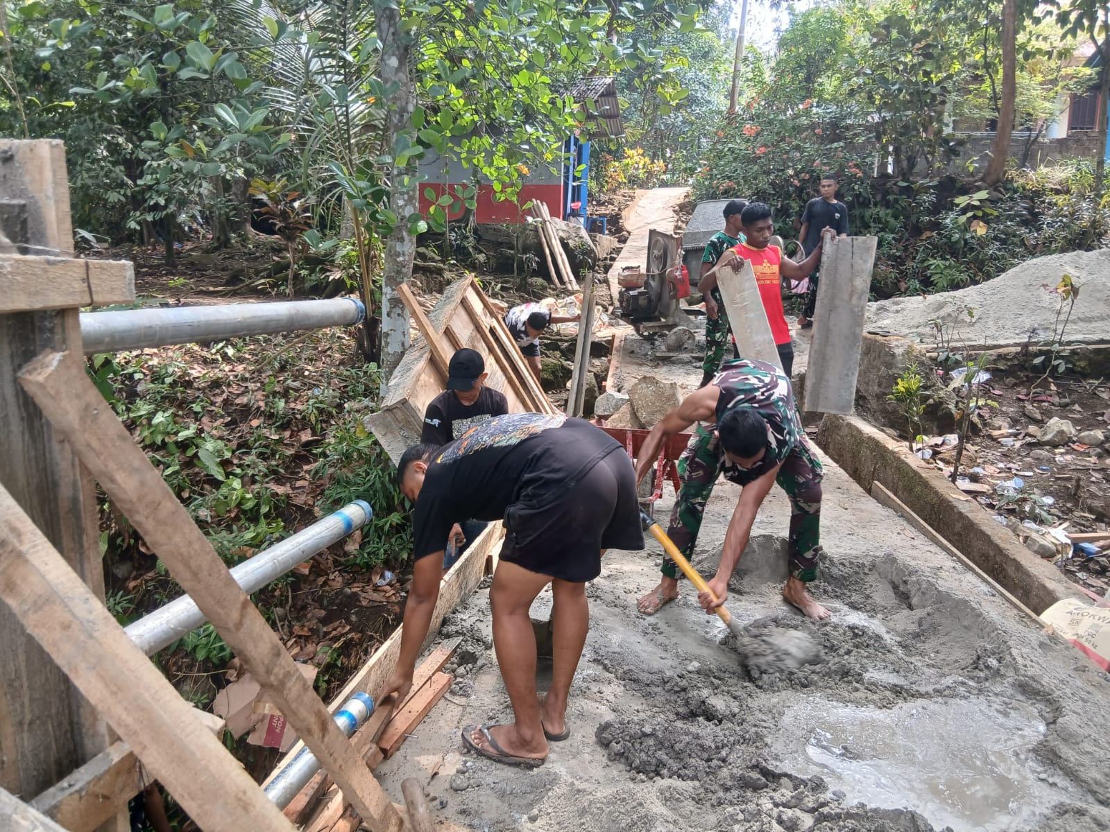 Kegiatan Pengecoran Talud TMMD Kodim 1504/Ambon di Dusun Seri