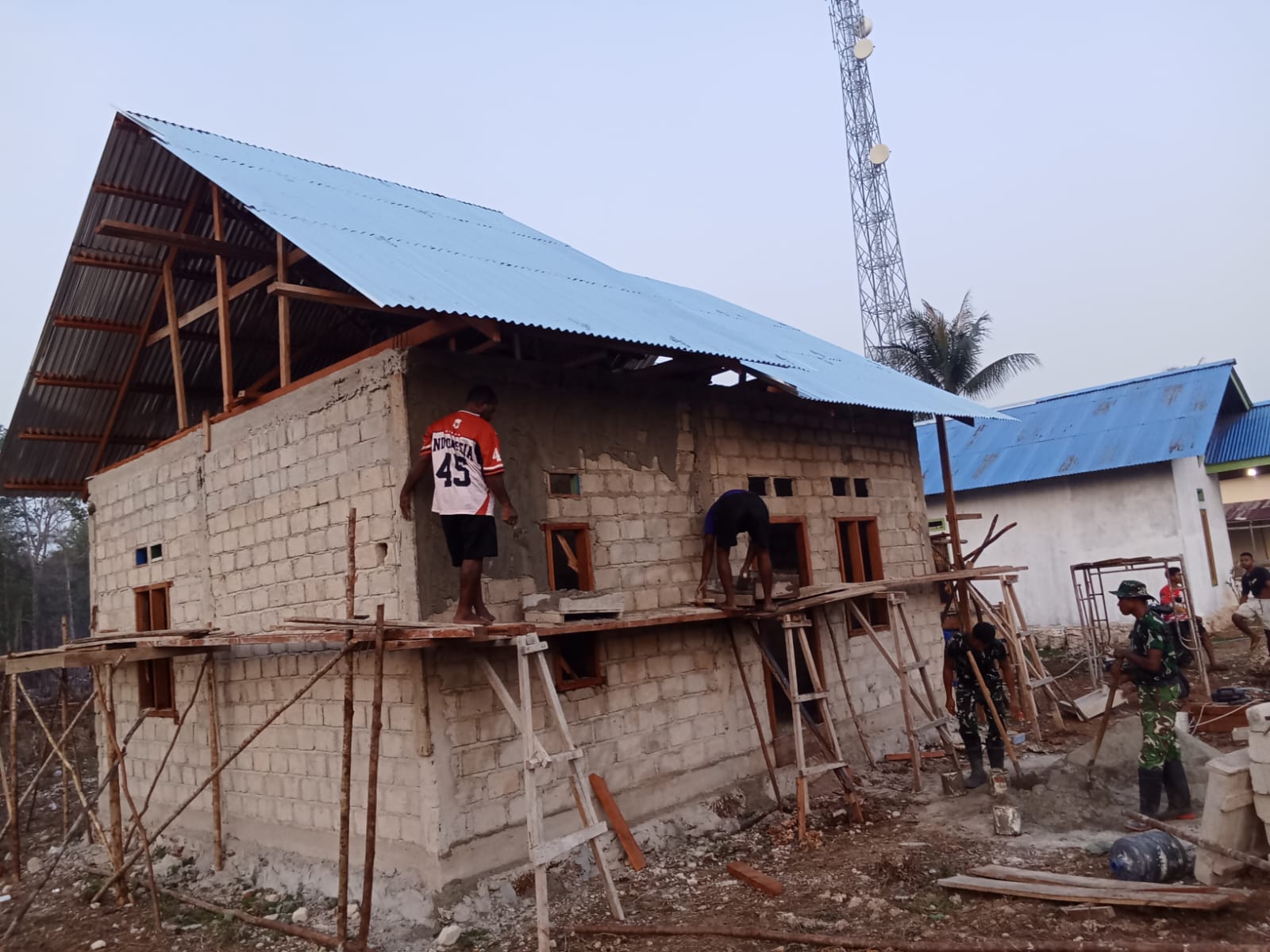 Satgas TNI Percepat Renovasi Rumah Tidak Layak Huni di Halmahera Tengah