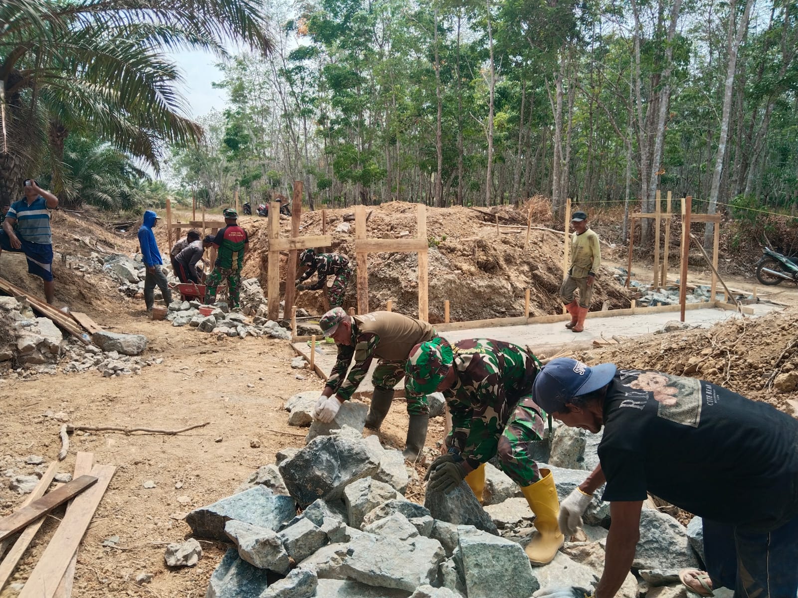 Satgas TMMD Ke-130 Rampingkan Progress Pembangunan Siring Sambil Tunggu Box Culvert