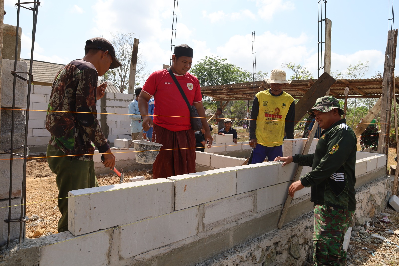 Kebersamaan Warga Desa Karang Rejo dalam Program TMMD Ke-130