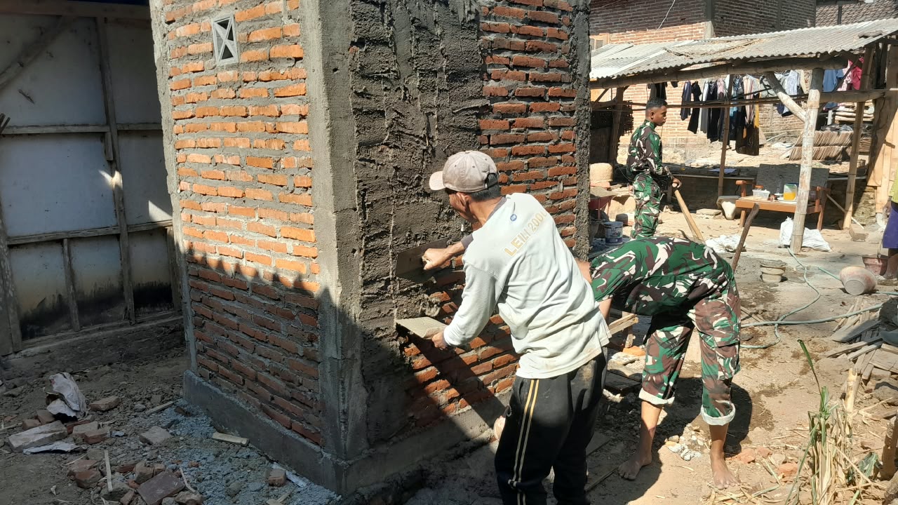 Kerja Bersama Satgas TMMD dan Warga Wujudkan Fasilitas Jambanisasi Ibu Sunarsih Kerja Bersama Satgas TMMD dan Warga Wujudkan Fasilitas Jambanisasi Ibu Sunarsih