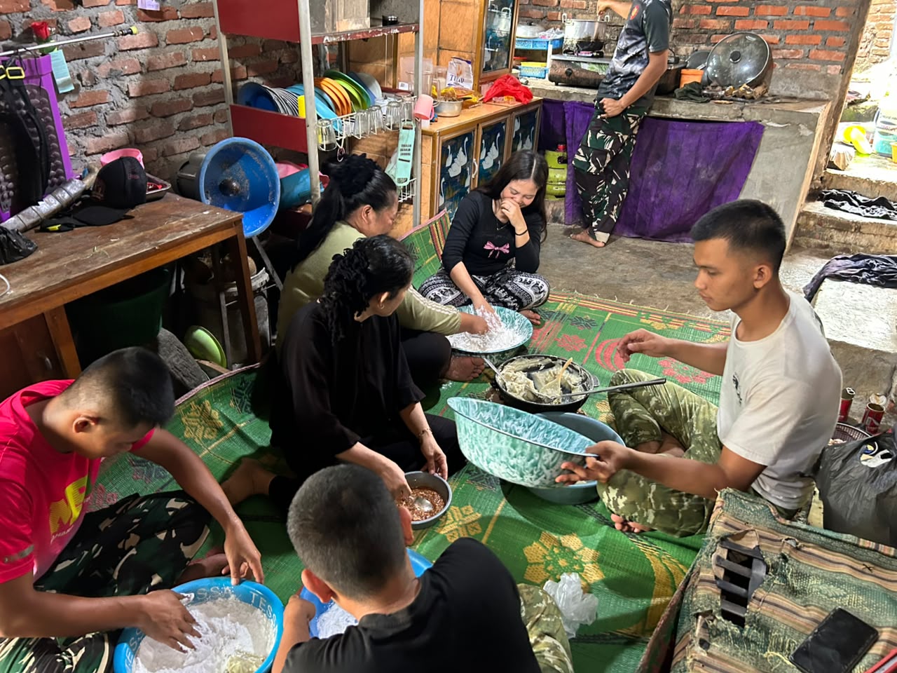 Kegiatan Membuat Kue: Membangun Jalinan Komunikasi di TMMD ke-130