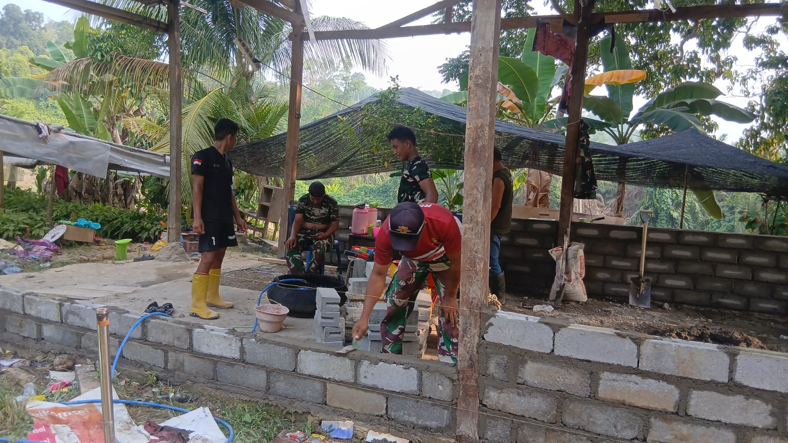 Gotong Royong Satgas TMMD ke-130, Rumah Bambu Pak Hendra Disulap Menjadi Hunian Berdinding Bata