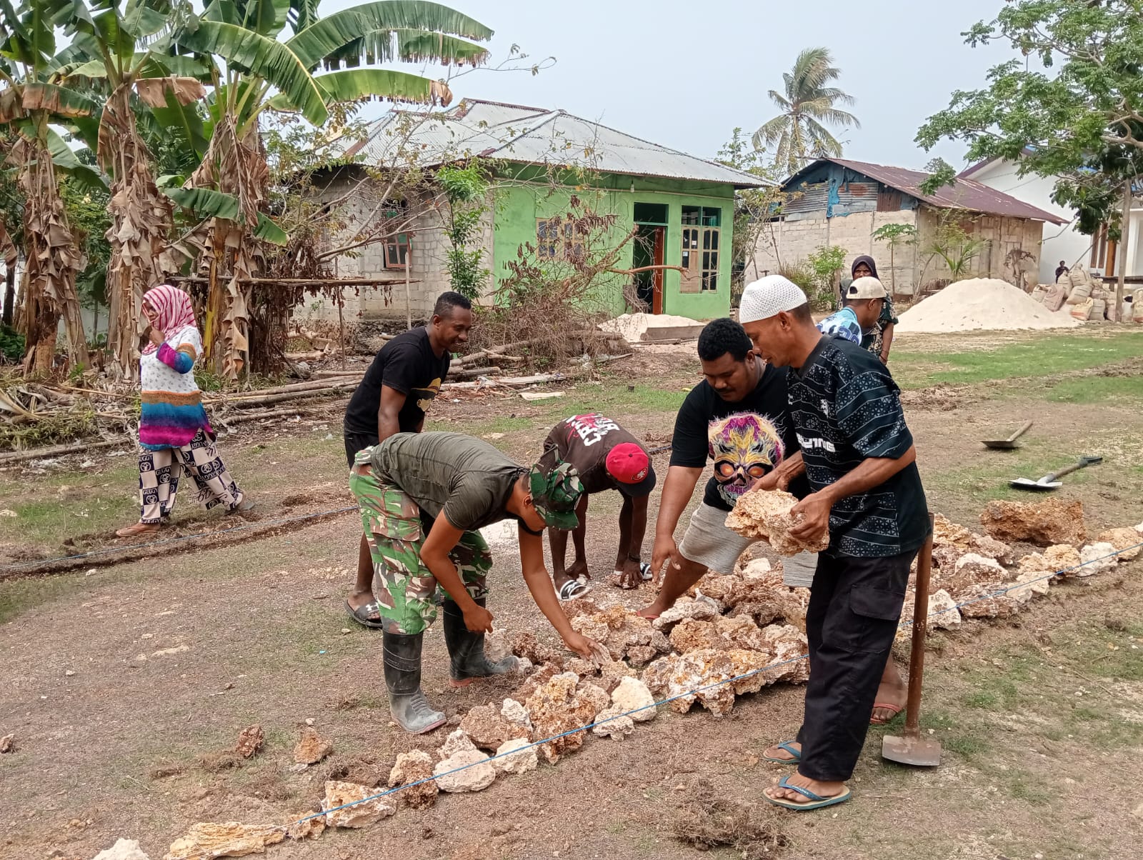 Kepedulian Bersama Satgas TMMD Tingkatkan Kualitas Jalan di Desa Kacepi
