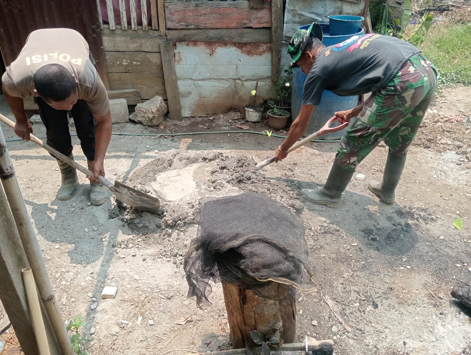 TNI-Polri Bersatu Dalam Pembangunan Sanitasi Masyarakat Desa Sulewana
