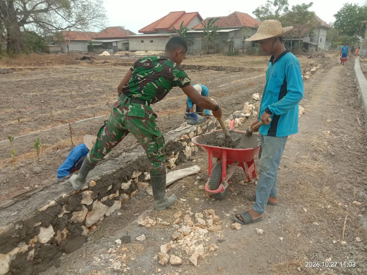 Kolaborasi TNI dan Masyarakat: Proyek TPT di Dusun Paningkin Berjalan Lancar