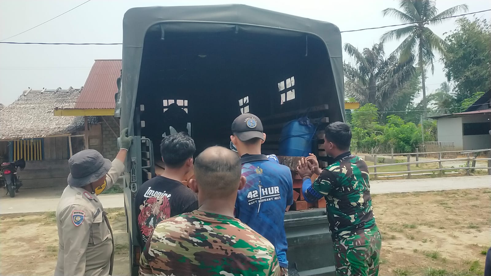 Pendropan Kayu untuk RTLH Bapak Yafet Sebagai Langkah Awal Rehabilitasi