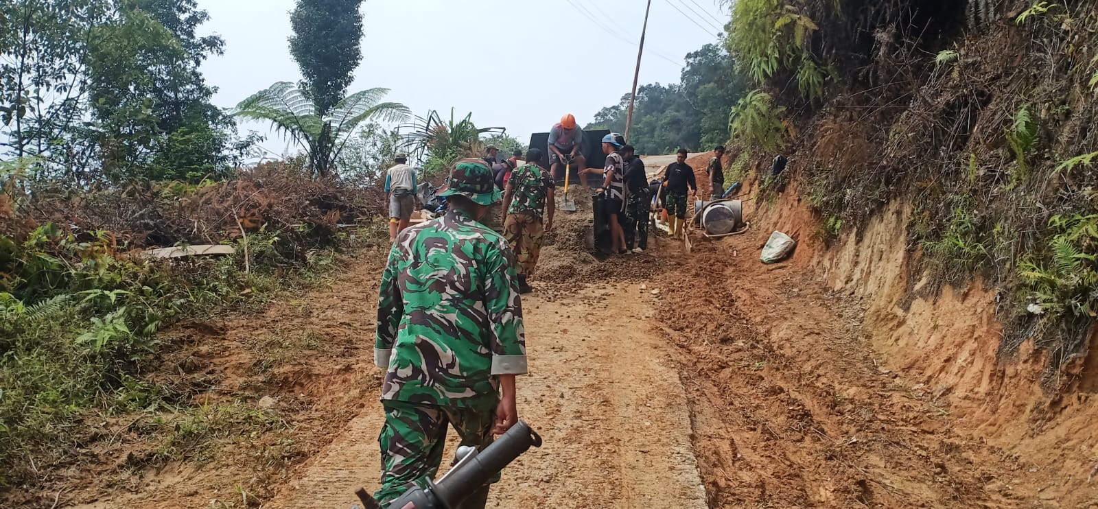 TMMD Ke-130 Fasilitasi Peningkatan Infrastruktur Jalan di Citorek-Cibedug