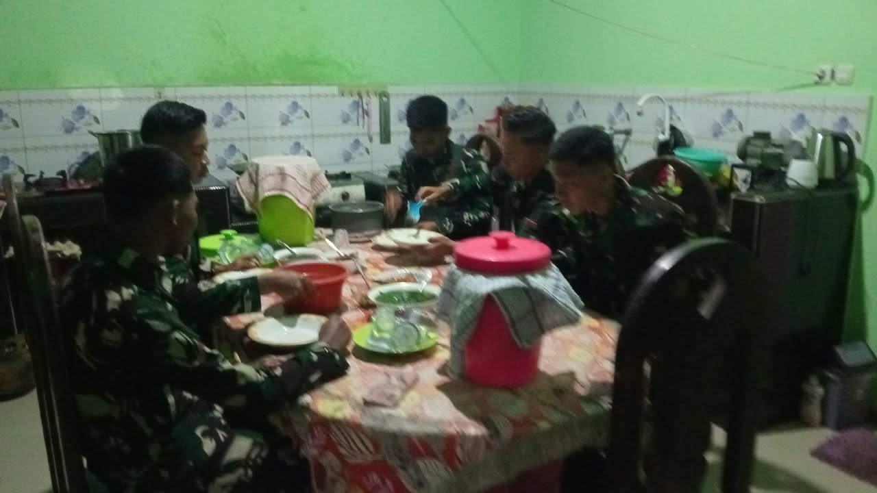Sinergi Sosial: Satgas TMMD 130 Ciptakan Kehangatan Melalui Kegiatan Memasak Sinergi Sosial: Satgas TMMD 130 Ciptakan Kehangatan Melalui Kegiatan Memasak