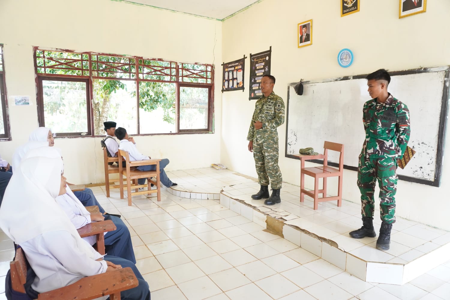 Membangun Karakter Generasi Muda Desa Melalui Sosialisasi TNI
