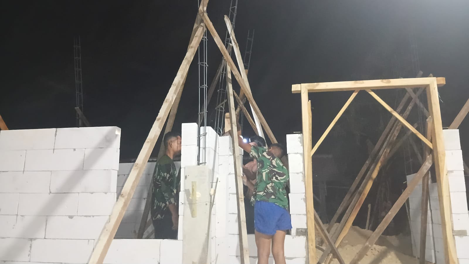 Di Balik Keterbatasan, Satgas TMMD Giat Selesaikan Pembangunan Rumah Untuk Pak Dahlawi Di Balik Keterbatasan, Satgas TMMD Giat Selesaikan Pembangunan Rumah Untuk Pak Dahlawi