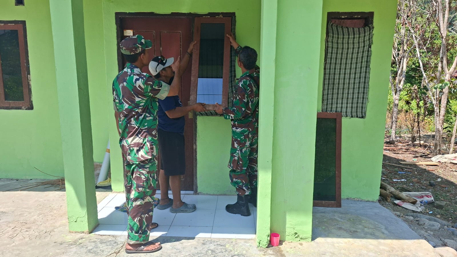 Sinergi TNI dan Masyarakat dalam Membangun Hunian yang Nyaman di Yamboi Gunung
