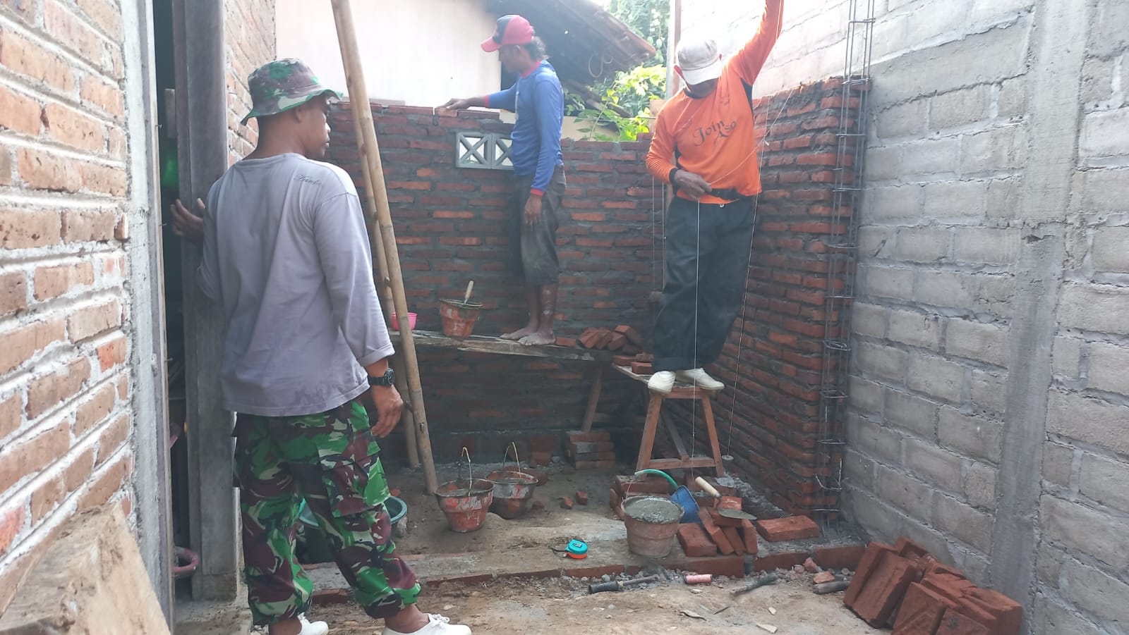 Pembangunan Jambanisasi untuk Bu Siti Suriah oleh Satgas TMMD Ke-130
