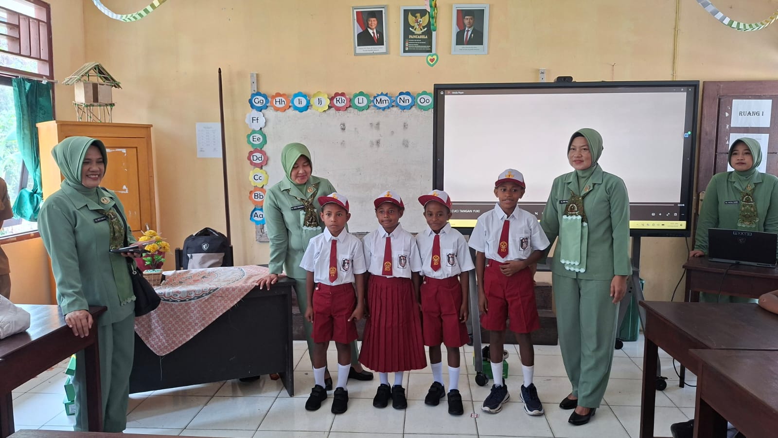 Bantuan Seragam Sekolah untuk Anak-Anak Nuhuwei