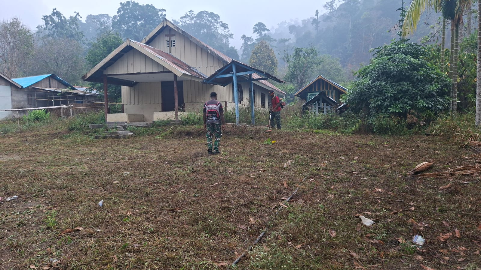 Kepedulian Satgas TMMD: Pembersihan Gereja di Kampung Yamboi