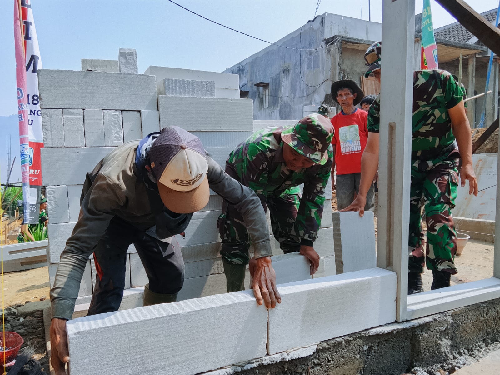 TMMD ke-130 Kodim 0818 Membangun Rumah Bapak Alip di Desa Taji, Pemasangan Batu Bata Dimulai