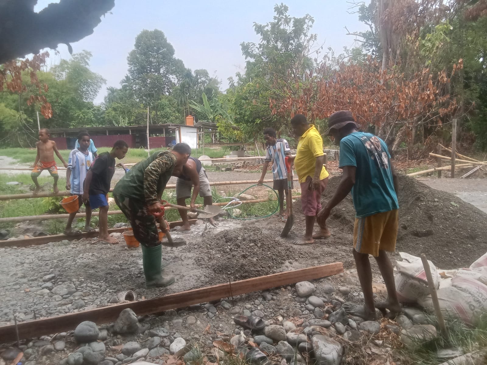 Kekuatan Gotong Royong TNI dan Warga Yamboi Percepat Pembangunan Infrastruktur