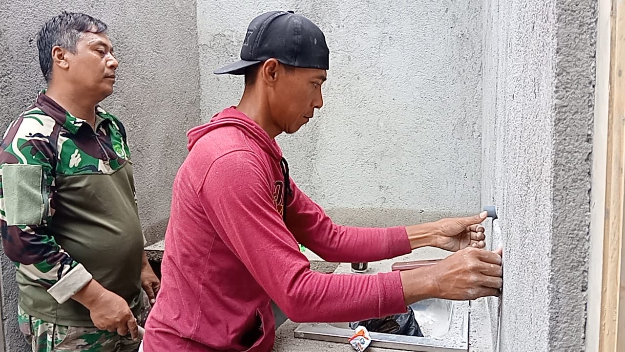 Fasilitas Air untuk Rumah M. Syafi’i, Satgas TMMD Lanjutkan Proyek Rehabilitasi