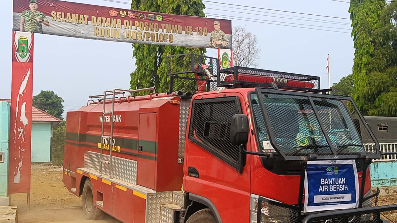 Penyaluran Air Bersih oleh TNI untuk Bantuan Sementara Warga Desa Timurdia