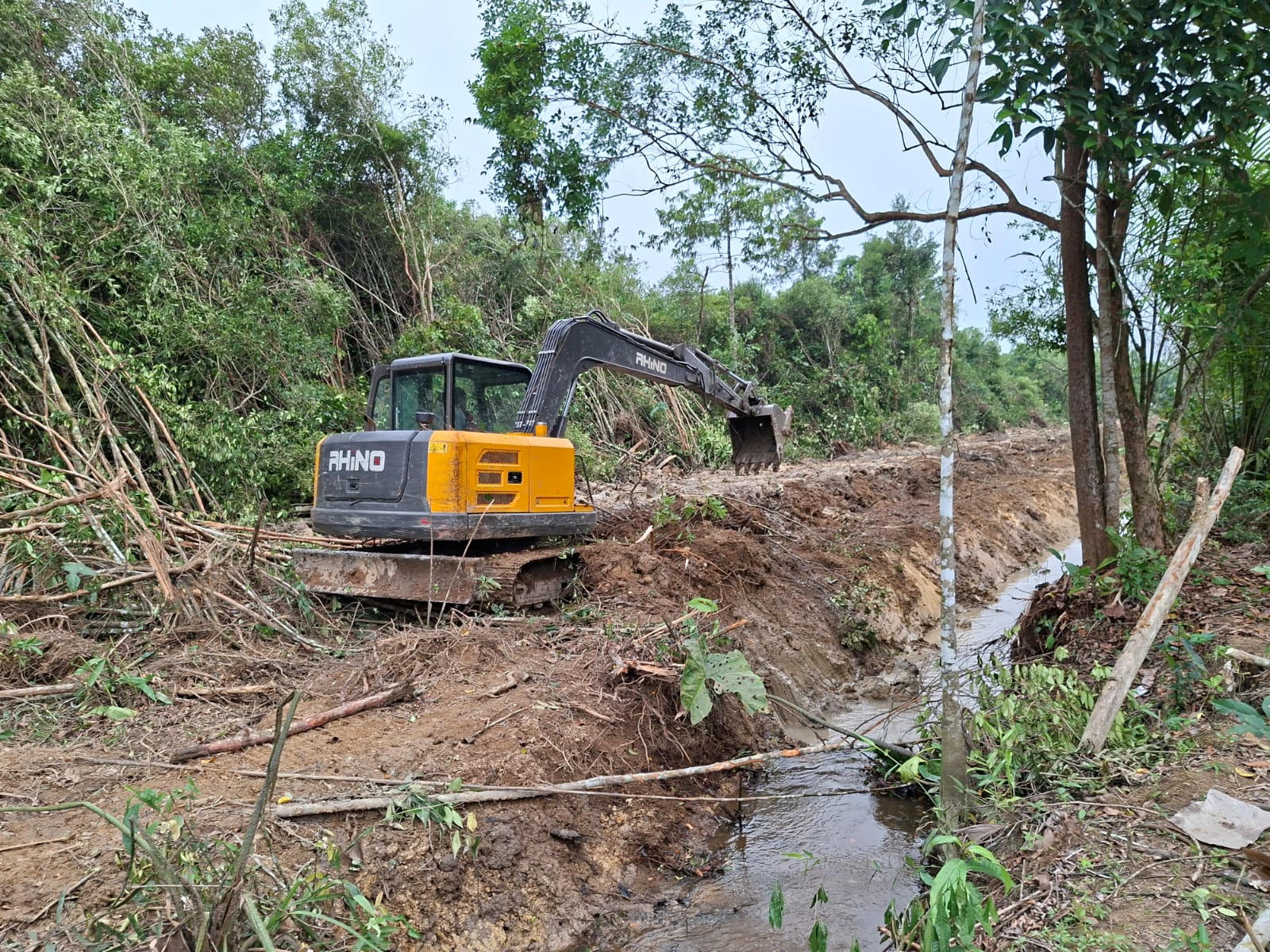 Keterlibatan Alat Berat dalam Upaya Pengelolaan Sungai Merempayang oleh TMMD