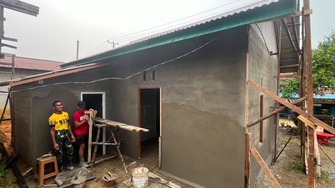 Kehadiran Satgas TMMD ke-130 dalam Memperbaiki Rumah Bu Tina Kehadiran Satgas TMMD ke-130 dalam Memperbaiki Rumah Bu Tina