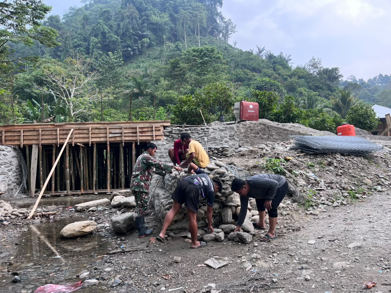 Progres Pembangunan Jembatan di Cendana oleh TMMD ke-130
