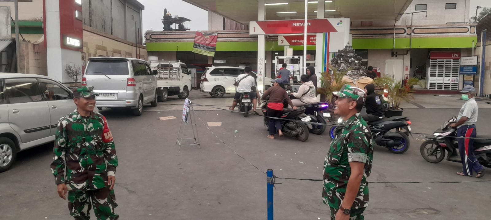 SPBU Kayuambua Dipantau Babinsa untuk Atasi Antrean Panjang 700 Meter