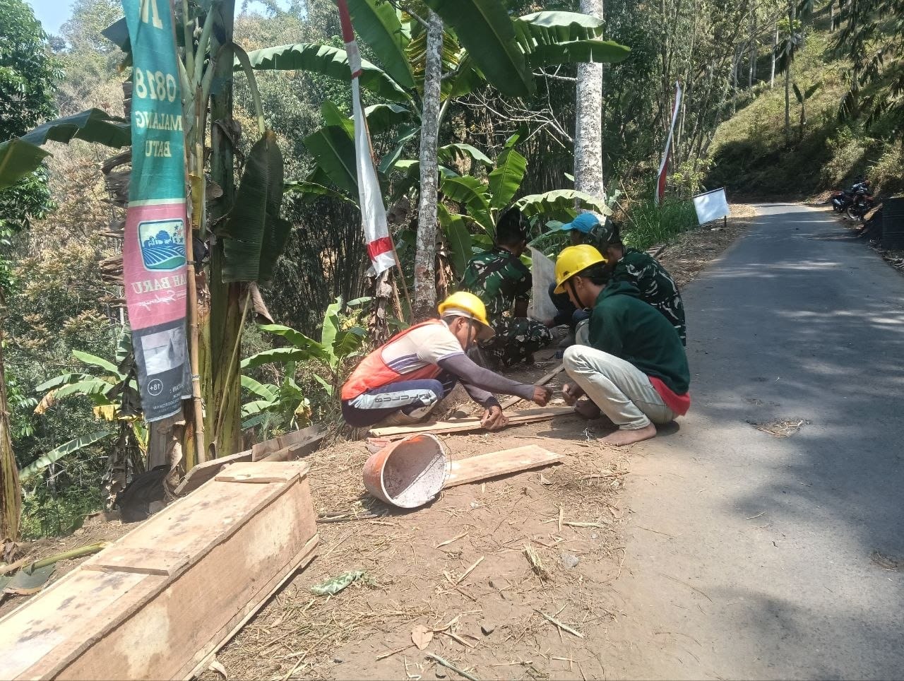 Dedikasi Satgas TMMD ke-130 dalam Proyek Stabilitas Tanah di Desa Taji