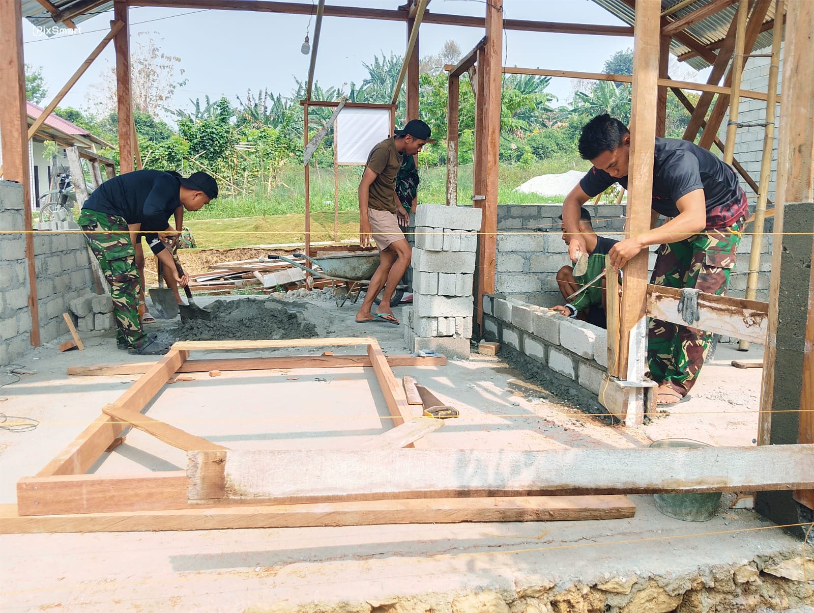 Gunakan Benang sebagai Patokan, Satgas TMMD ke-130 Kodim 1307/Poso Pastikan Dinding RTLH Bapak Jenifer Tetap Lurus