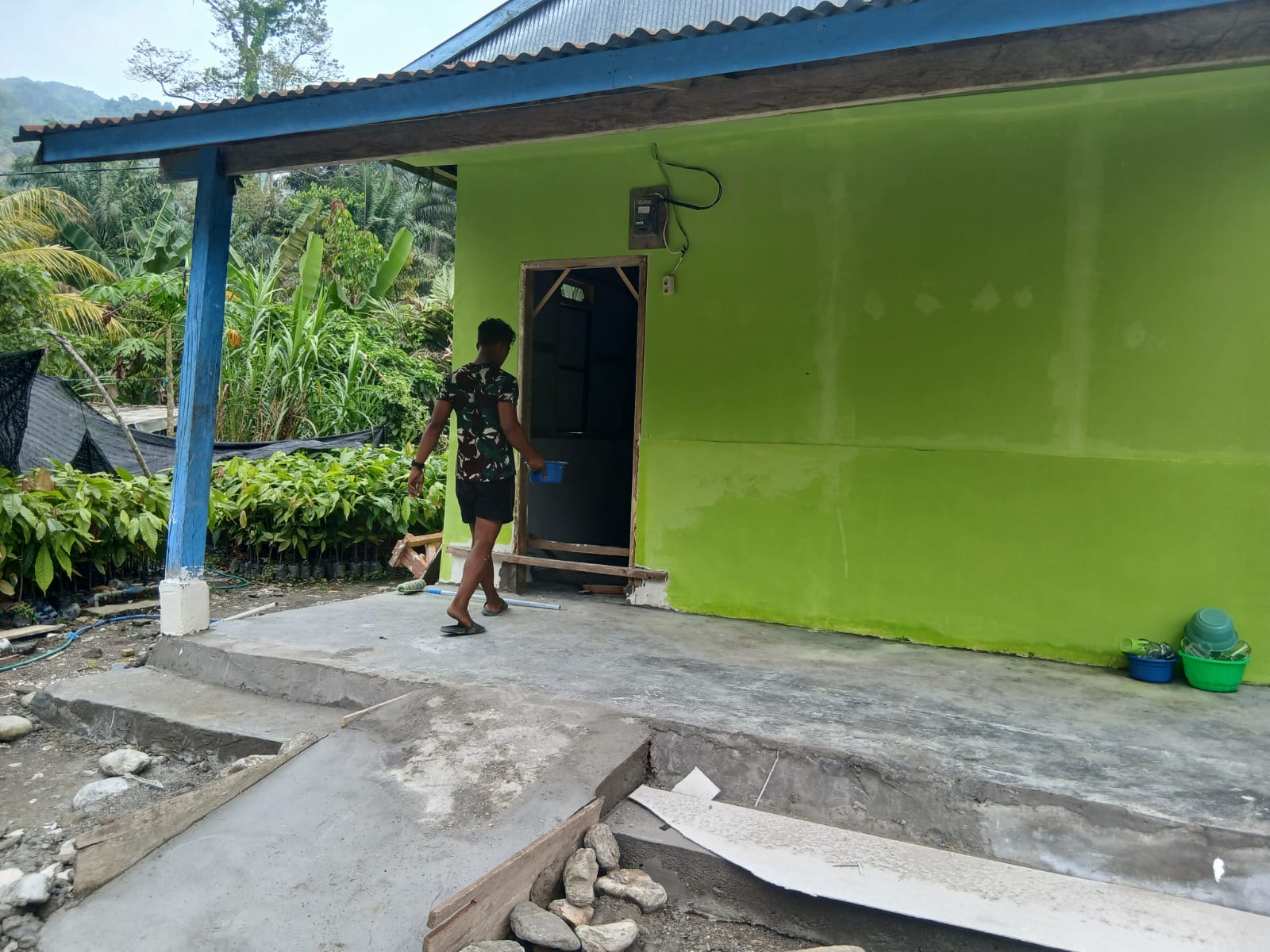Pembangunan RTLH Hampir Rampung, Satgas TMMD ke-130 Percepat Pengecatan Rumah Ibu Iren
