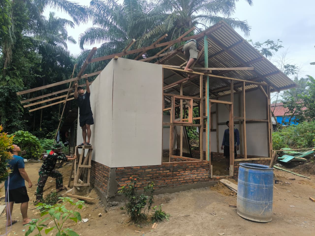 Kemajuan Pembangunan Rumah Suroto, Satgas TMMD ke-130 Percepat Proses Pemasangan