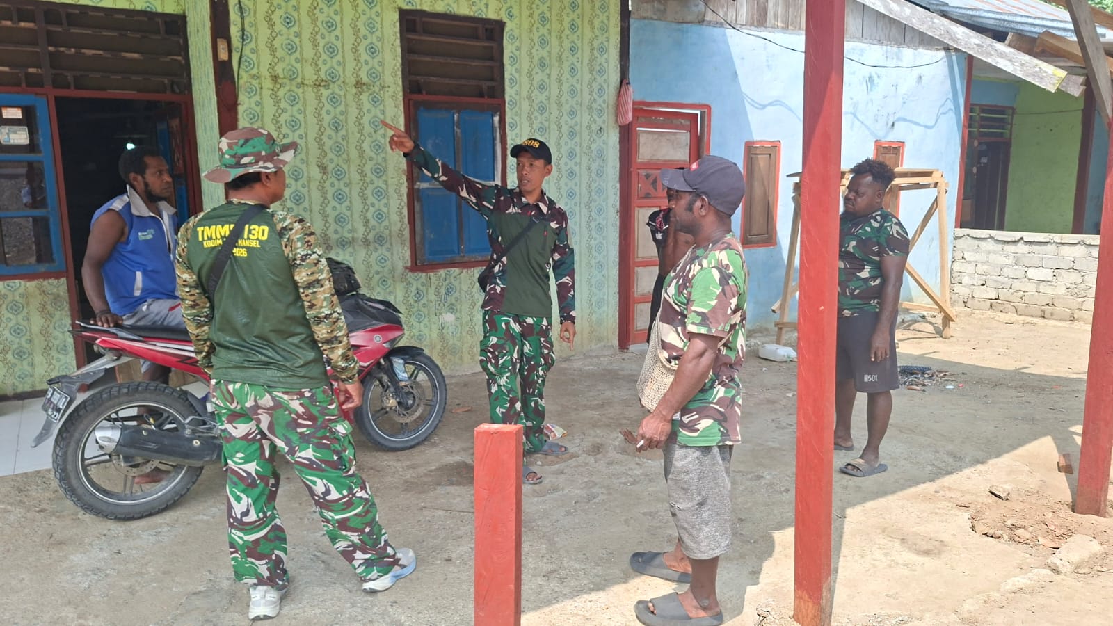 Wadansatgas TMMD Menyampaikan Arahan Penting kepada Personel di Manokwari Selatan Wadansatgas TMMD Menyampaikan Arahan Penting kepada Personel di Manokwari Selatan
