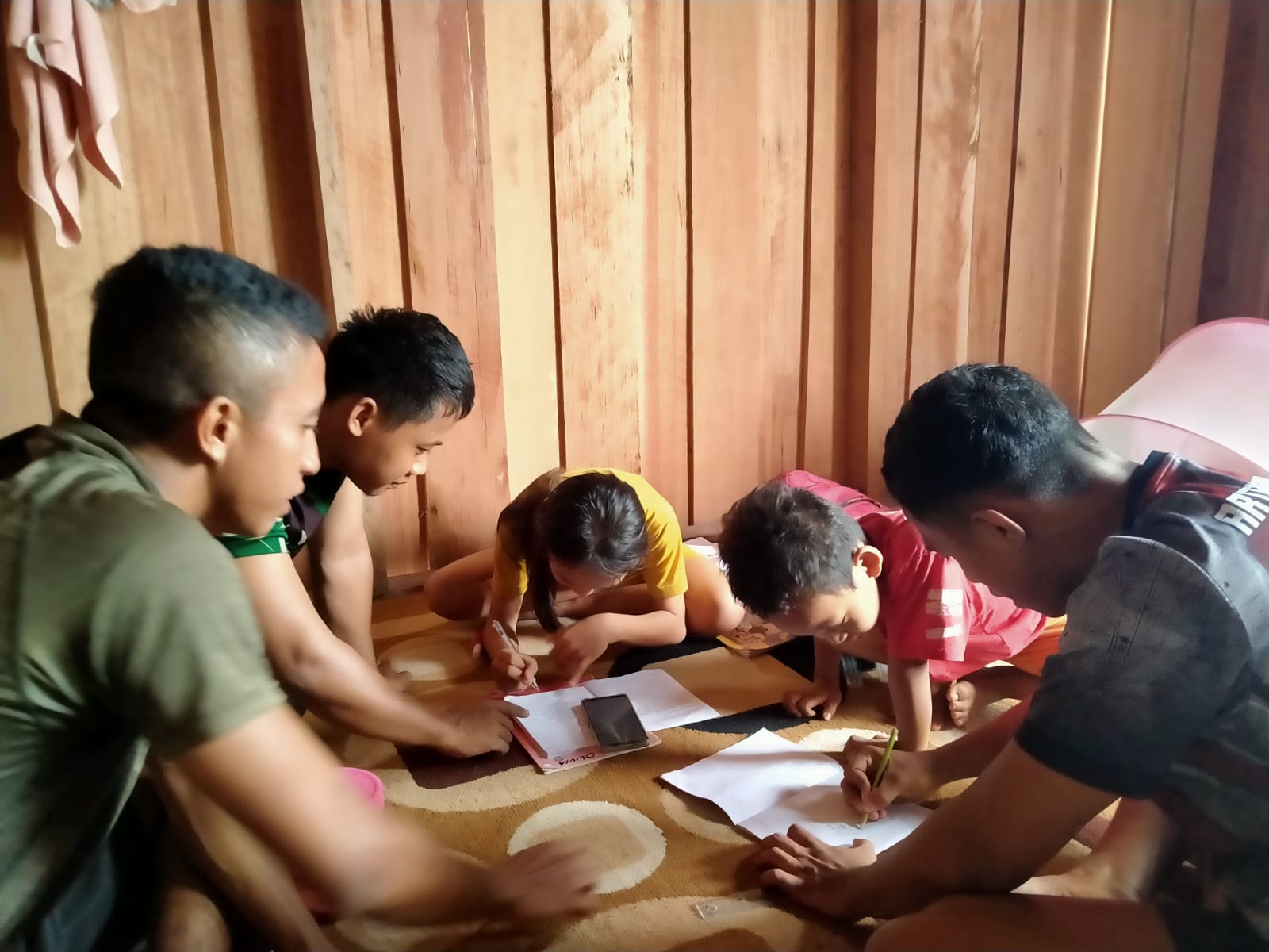 Wujud Kepedulian TNI, Satgas TMMD Kodim 1016/Plk Bantu Anak Belajar di Sela Perehaban RTLH