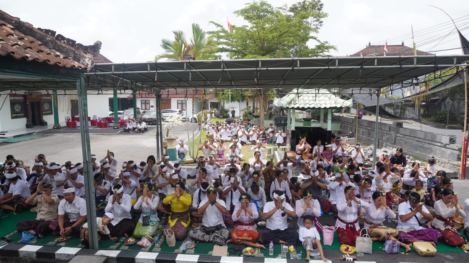 Kodim 1626/Bangli Gelar Persembahyangan Bersama dalam Rangka Piodalan Rahina Purnama Kelima