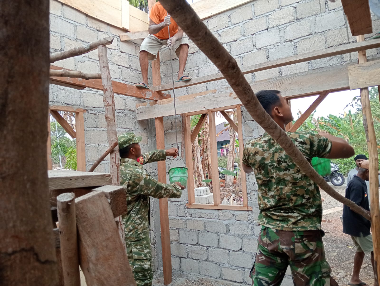 TNI Fokus Tingkatkan Kualitas Rumah di Kacepi dengan Pengecoran Cermat TNI Fokus Tingkatkan Kualitas Rumah di Kacepi dengan Pengecoran Cermat