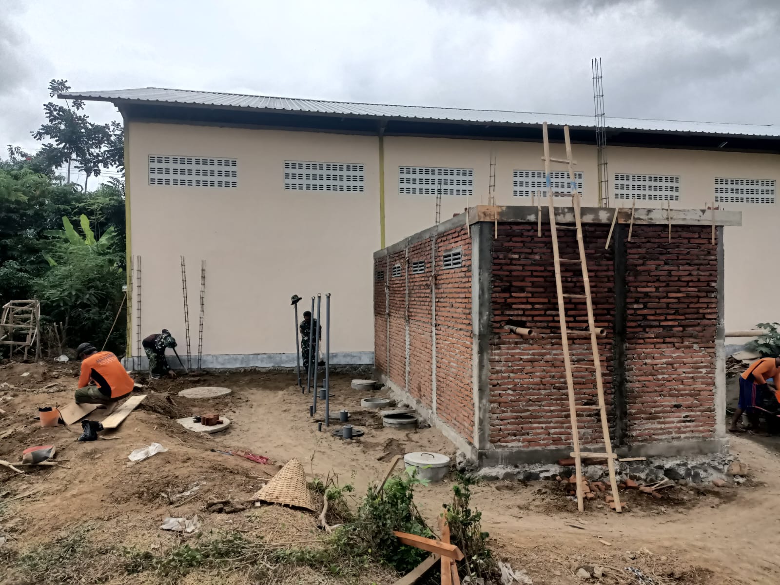 Percepat Proyek MCK Umum, Satgas TMMD Lakukan Pengecoran Balok Atas