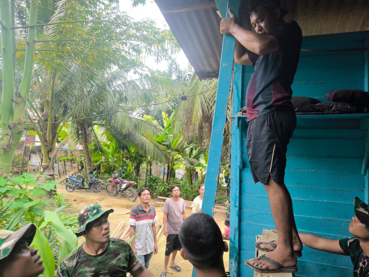Semangat Baru bagi Ibu Heni, Pembongkaran Rumah Mulai Dilaksanakan oleh Satgas TMMD ke-130